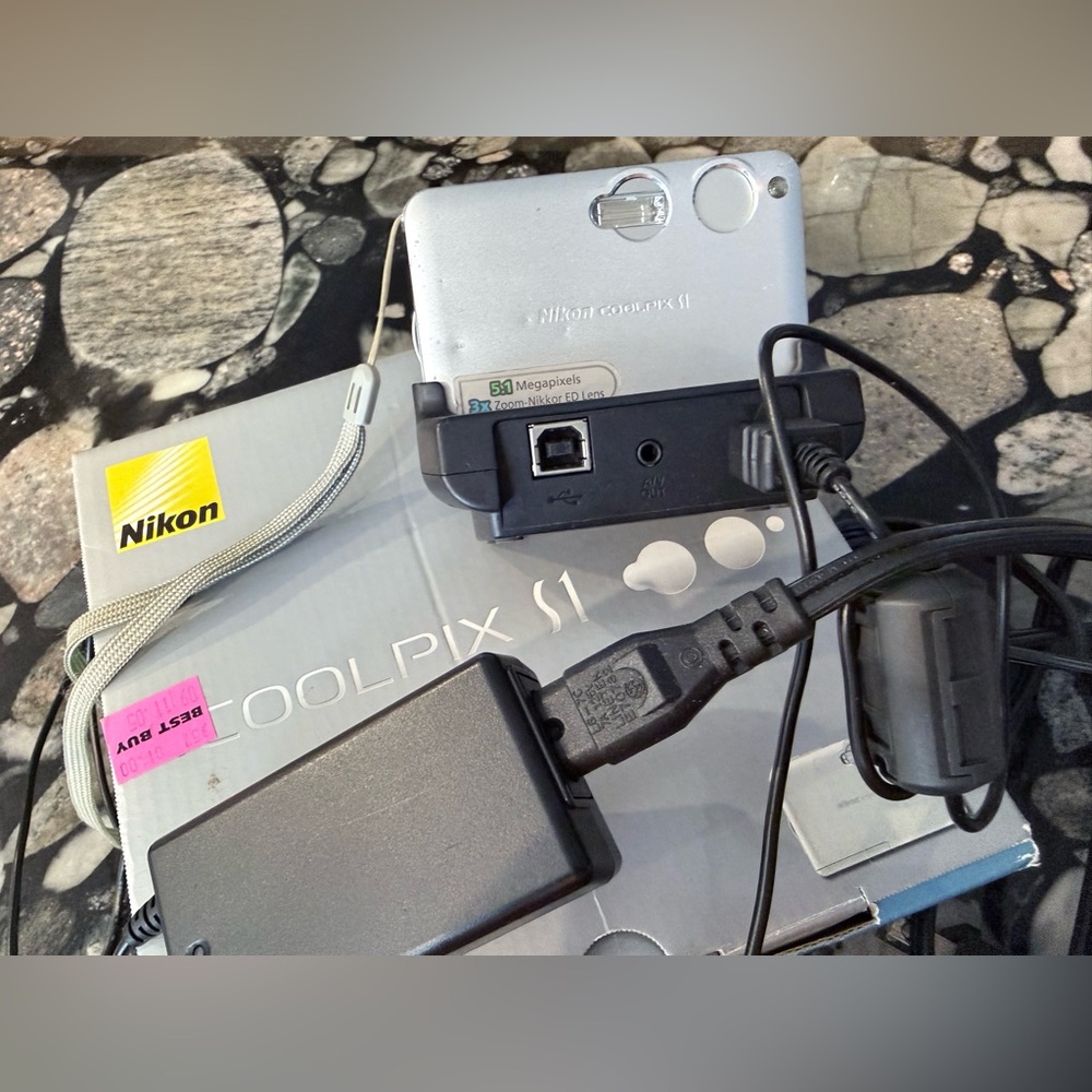 COOLPIX S1 camera